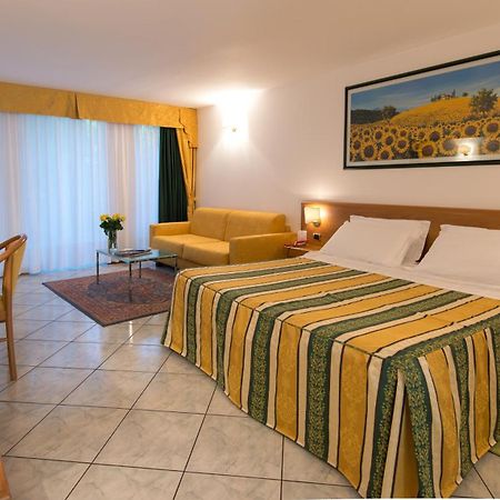 Hotel Capri Bardolino 3S Bagian luar foto