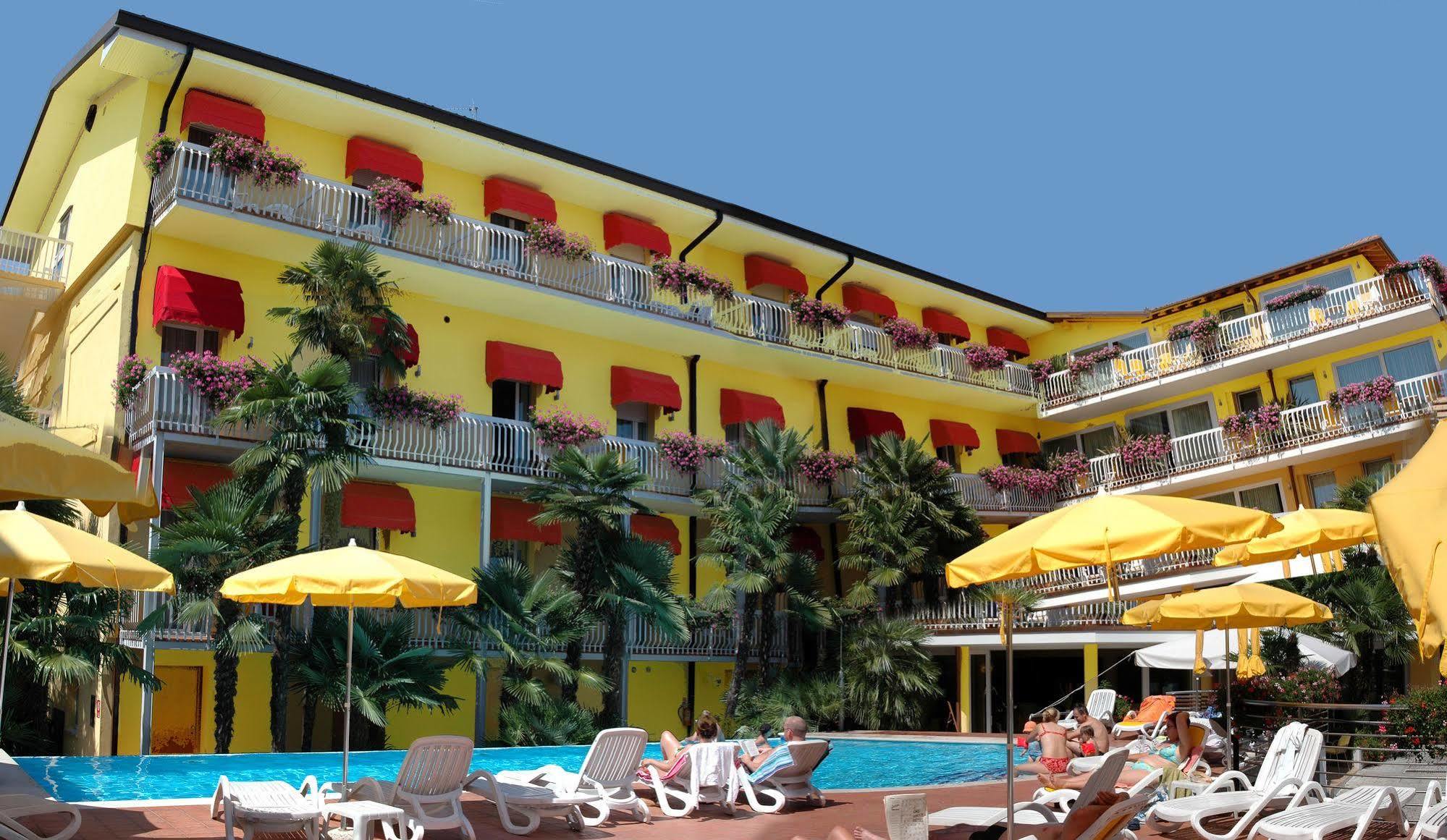 Hotel Capri Bardolino 3S Bagian luar foto